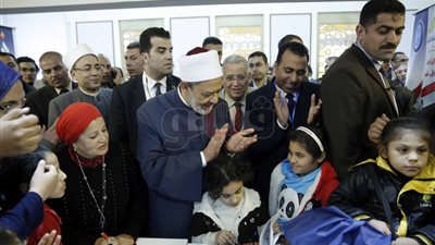 «الطيب» يتفقد جناح الأزهر بمعرض القاهرة الدولي للكتاب (صور)