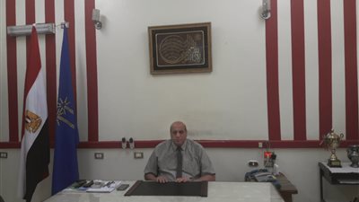 موظف على المعاش يحاول التوقيع لزوجته في مدرسة بأسوان