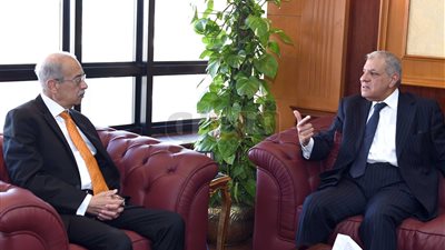 محلب يصل لتهنئة شريف إسماعيل بالشفاء بعد رحلة العلاج