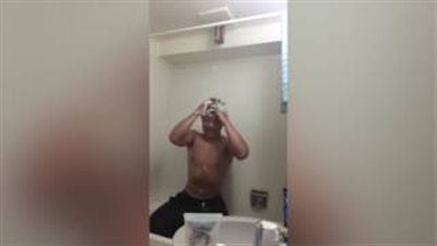 بالفيديو.. مقلب مرعب لرجل يستحم تحت ألعاب نارية