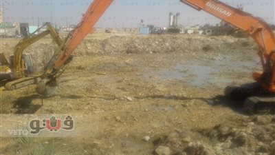 بالصور.. تطهير مخرات السيول على طريق «القاهرة - أسيوط الغربي»