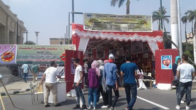 على أنغام «3 دقات».. كورال جامعة القاهرة يستقبل الطلاب الجدد