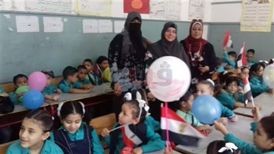 مشاهد أول يوم دراسة.. طابور الصباح يبدأ بـ«تسلم الأيادي».. فوضي وزحام تسيطر على مدرسة في الغربية.. «الانتماء» أول حصص «سموحة الإعدادية».. بثينة كشك للطالبات: «مكنتش 