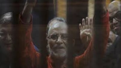 بدء جلسة إعادة محاكمة بديع في «أحداث البحر الأعظم»