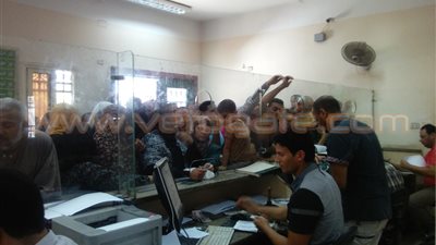 بالصور.. زحام شديد ومشادات لصرف المعاشات بكفر الشيخ