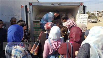 بالصور.. قسم المقطم يوفر السلع الغذائية للمواطنين بأسعار مدعمة