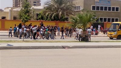 بالفيديو.. رقص الطلاب على أنغام المهرجانات أمام لجان حلوان