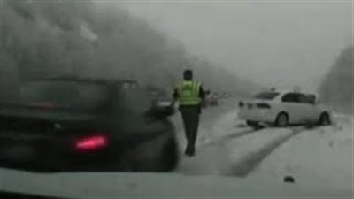 لقطة مروعة لشرطي يطير في الهواء بعدما صدمته سيارة (فيديو)