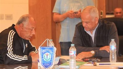 فرج عامر يناقش أوضاع الفريق مع مدير الكرة