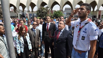 أول يوم دراسة بالجامعات.. التزام بأداء تحية العلم وسط الطلاب والمسئولين.. وزير الأوقاف يشارك أبناء الأزهر.. الموسيقى العسكرية تستقبل طلاب «عين شمس».. والقاهرة تؤجل التحية بسبب مؤتمر (صور وفي