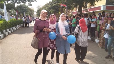 بالونات وبنطلونات «مقطعة» في أول أيام الدراسة بجامعة عين شمس (صور)