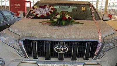 بالصور.. معلمة سعودية تهدي زوجها فيلا وسيارة فارهة