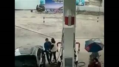 بالفيديو.. حرامي بموتوسيكل سرق حقيبة فتاة فلقي جزاءه أثناء فراره