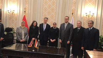 «الصحة» توقع بروتوكول تعاون مع إنجلترا لسفر 100 طبيب للتدريب بأوروبا.. الخطوة تأتي تمهيدا لتطبيق قانون التأمين الصحي الجديد.. والوزيرة: التجربة البريطانية من أفضل النظم الصحية