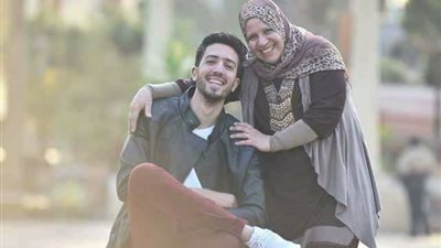 بالصور.. جلسة تصوير لشاب ووالدته تشعل «فيس بوك»