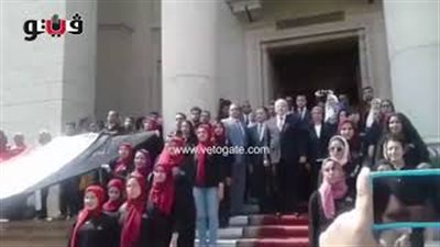 رئيس جامعة القاهرة يؤدي تحية العلم (فيديو)