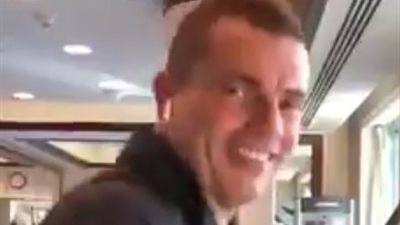 عمرو دياب ينشر فيديو جديدا وهو يؤدي تمارين رياضية