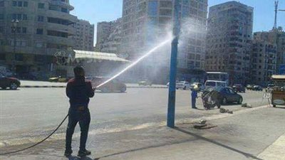 بالصور.. رجل ينظف عمود كهرباء بالمياه يثير سخرية رواد فيس بوك