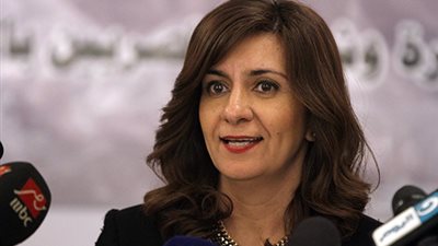 بالفيديو.. «وزيرة الهجرة» في دائرة الاتهام.. المستشار الإعلامي للوزارة يتهم نبيلة مكرم بسرقة مستندات تضر البلد.. رئيس اتحاد المصريين بأوروبا: نسبت فكرة الشهادات الدولارية لنفسها.. وموسى: تلت