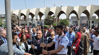 رئيس جامعة حلوان يرفع علم مصر ويشارك الطلاب تحية العلم (صور)