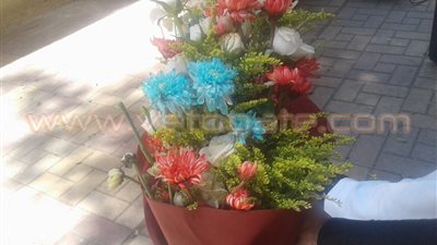 بالصور.. طالبة تهدي بوكيه ورد لمسئولة تفتيش «أمير الجيوش» بباب الشعرية