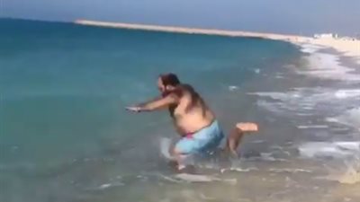 محمد عبد الرحمن يواجه ارتفاع الحرارة بالقفز في البحر (فيديو)