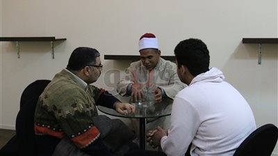 «الأزهر» ينافس أجنحة معرض القاهرة الدولي للكتاب.. 13 إصدارا جديدا بالترجمة.. الجمهور يقصد ركني «البانوراما والخط العربي» والأطفال يلعبون بورش «مجلة نور».. والفتيات يسألن 