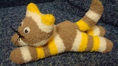 بالصور.. اصنعي من جورب طفلك القديم لعبة جديدة له