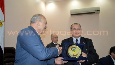 بالصور.. تكريم أمين عام جامعة طنطا لبلوغه سن المعاش