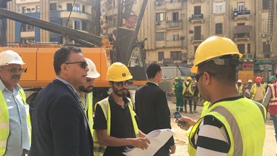 وزير النقل في جولة مفاجئة لمتابعة تنفيذ محطة مترو ناصر للخط الثالث