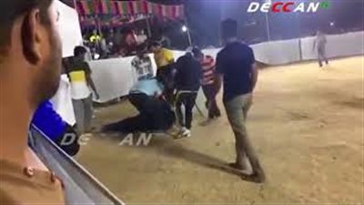 لحظة وفاة شاب وسط الملعب بشكل مفاجئ (فيديو)