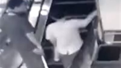 انهيار سلم كهربائي أسفل رجلين في الصين (فيديو)