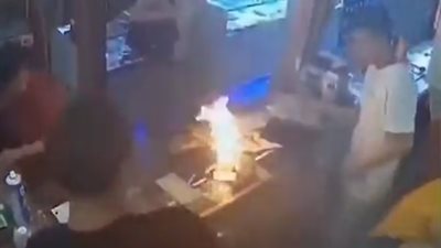 انفجار هاتف آيفون في يد شاب أثناء إصلاحه (فيديو )