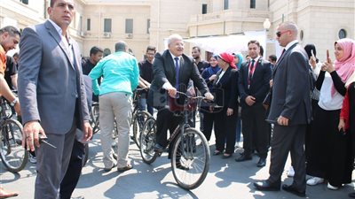 رئيس جامعة القاهرة يشارك الطلاب بماراثون دراجات (فيديو)