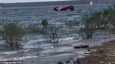 بالفيديو والصور.. تحطم طائرة في بحيرة بتكساس