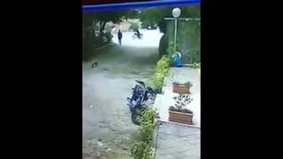 لحظة سرقة لص دراجة نارية في أقل من 30 ثانية (فيديو)