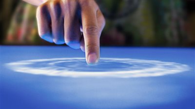 3 أسباب تؤدي إلى الشعور بالكهرباء بعد لمس المحيطين