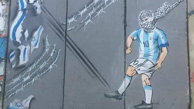 الفلسطينيون يحتفون بـ«ميسي» ويرسمون صورته على جدار الفصل العنصري