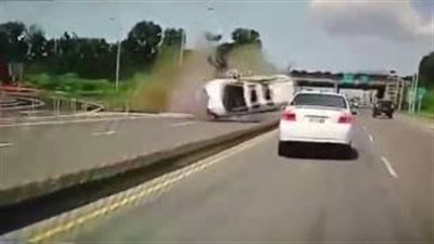 بالفيديو.. انقلاب سيارة 7 مرات في الهواء