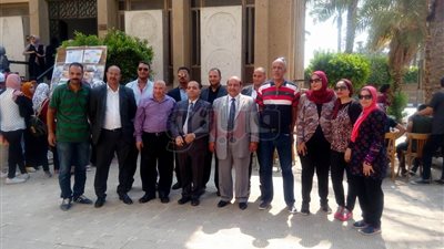 عميد آثار القاهرة يستقبل الطلاب بلعبة «بينج بونج» (صور)