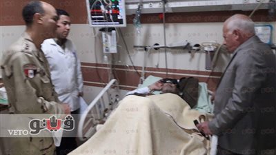 محافظ بورسعيد يزور البطل «محمد مهران» ويكلف بنقله للمعادي العسكري