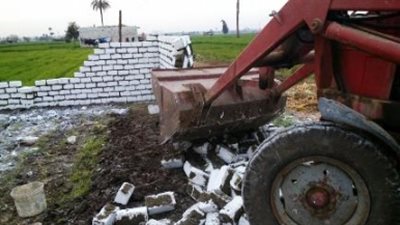 إزالة 55 حالة تعد على أرض زراعية و8 على السكة الحديد ببني سويف