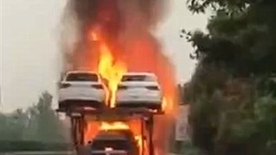 بالفيديو والصور.. رجل يقتحم النيران لإنقاذ سيارته الجديدة