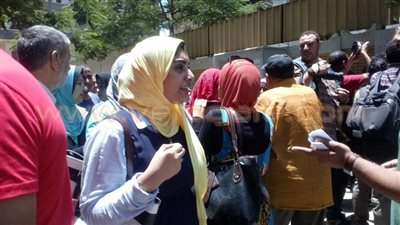 طلاب الثانوية يودعون الامتحانات بـ«كسر القلل».. رقص على أنغام المهرجانات بمدارس حلوان..«السيلفى» سيد الموقف بالقاهرة والمحافظات..إطلاق الزغاريد احتفالا بغروب الشبح.. وطلاب يرتدون ا