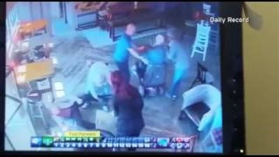 بالفيديو.. لحظة دهس مسن زبونين بدراجته داخل مقهى