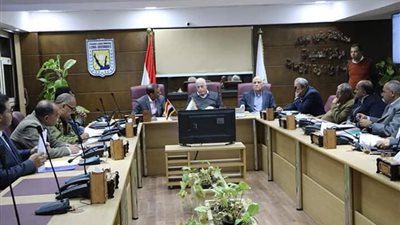 محافظ جنوب سيناء يبحث عملية تطوير التعليم والإسكان الاجتماعي