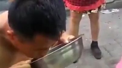 بالفيديو والصور.. رجل يتناول 20 بيضة نيئة في تحدٍّ صيني