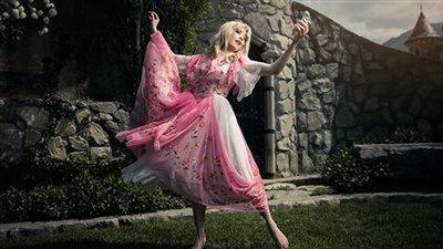 شاهد.. مصور يجمع النساء مع أمهاتهن في لقطات رائعة