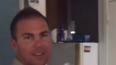 ثعبان ضخم يقتحم مطبخا أستراليا (فيديو)