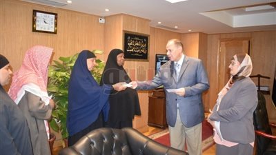 تسليم تعويضات لأسر ضحايا حريق إحدى مزارع الماشية بدار السلام بالفيوم